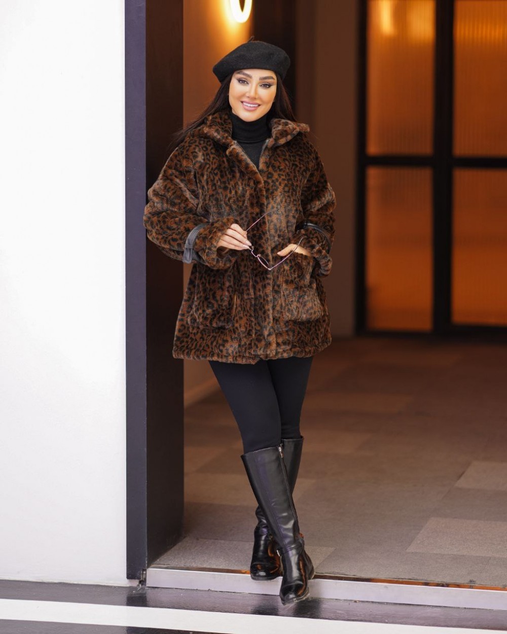 پالتو پوست زنانه مدل کمر گتر کلاهدار کد 893 (ضمانت اصالت)
